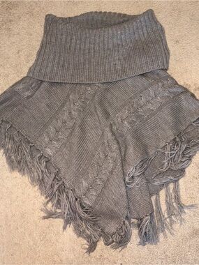 intro. Gray Cable Knit Fringe Poncho 2X